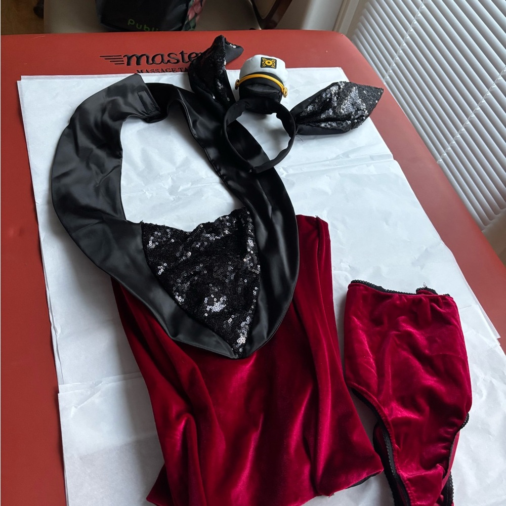 Luxurious playboy costume - velvet red and black
